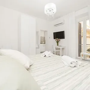 White Flat Termini Apartment